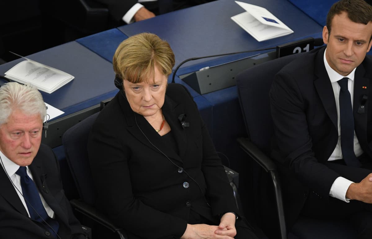 Bill Clinton, Angela Merkel ja Emmanuel Macron Helmut Kohlin muistotilaisuudessa Euroopan parlamentissa.