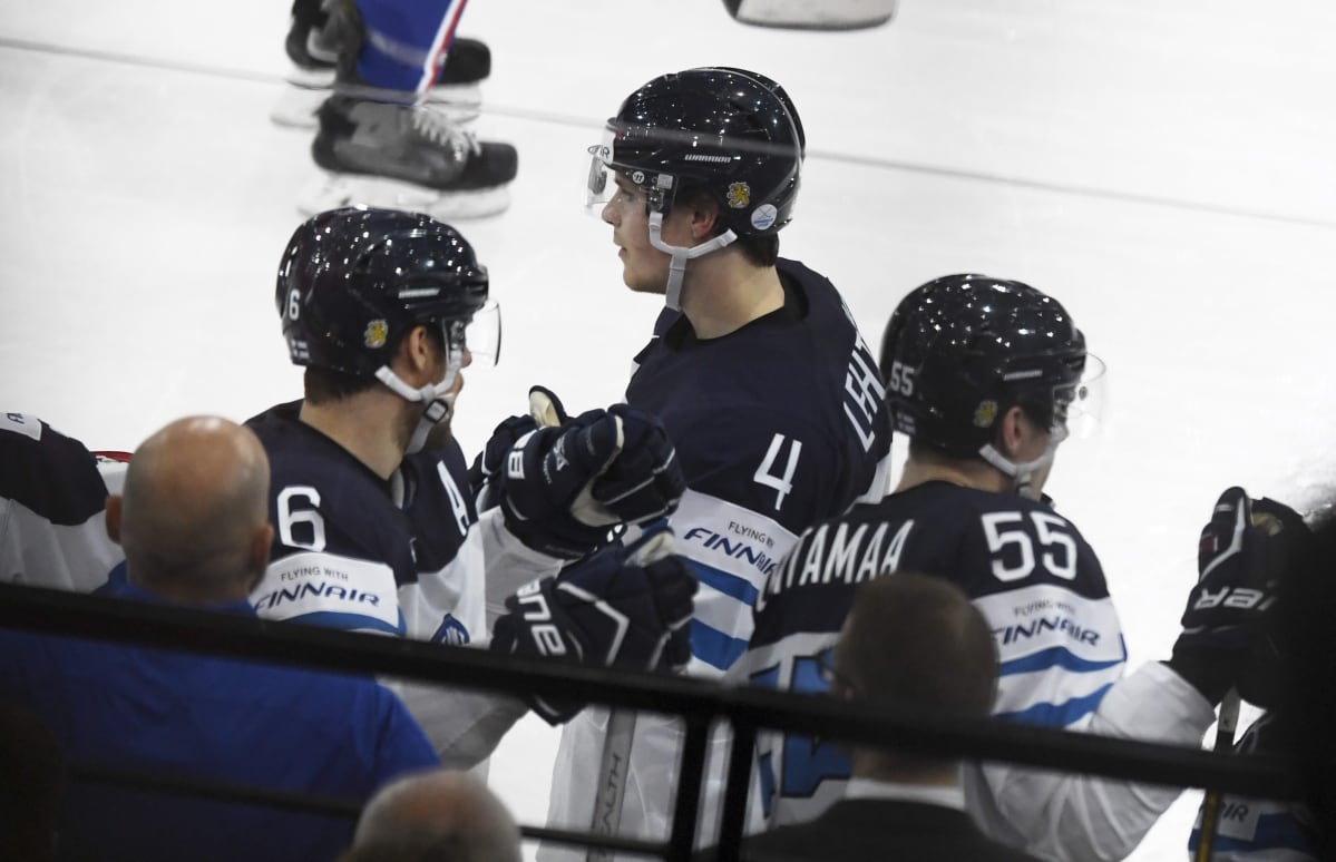 Mikko Lehtonen (4) teki Suomen avausmaalin Ranskaa vastaan.