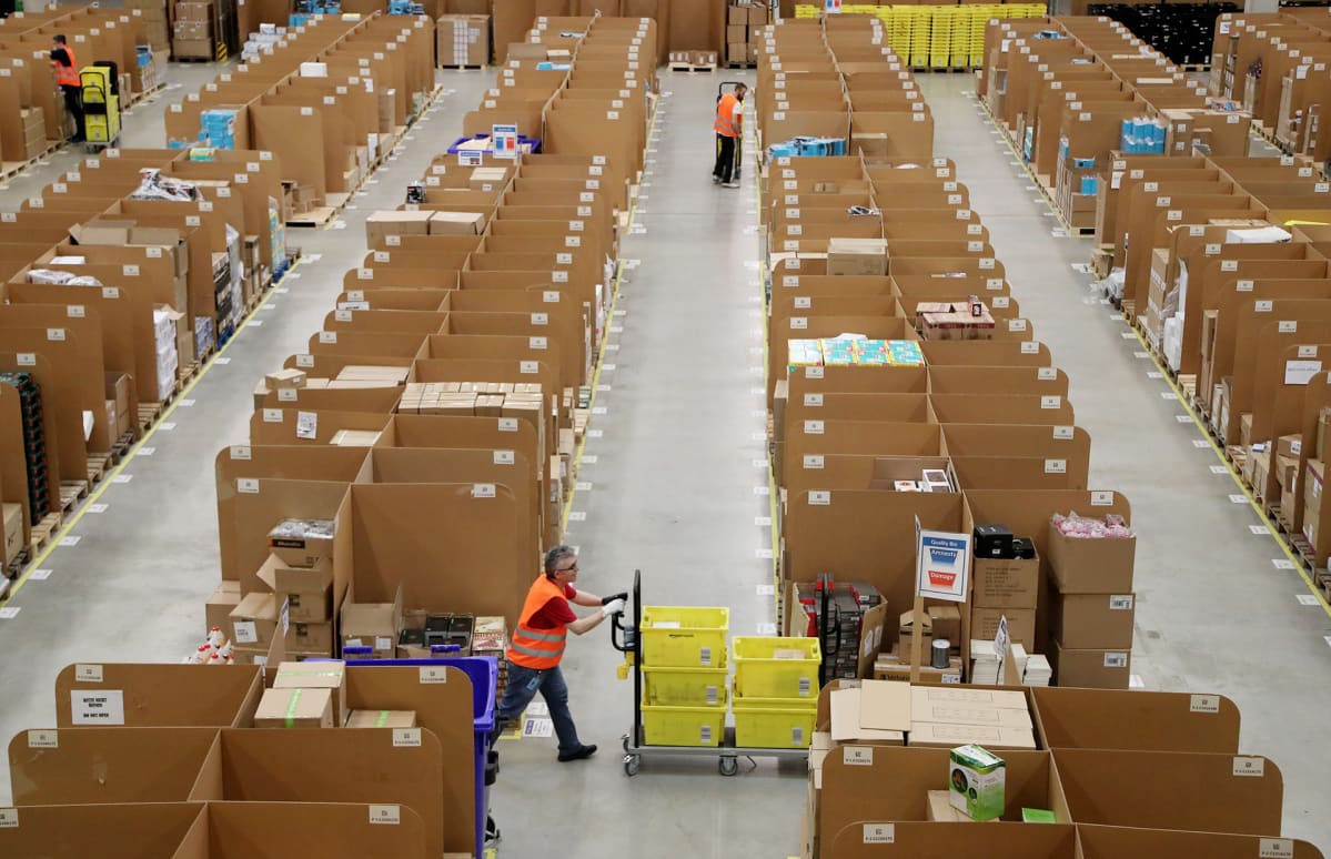 Postipakettien logistiikkakeskus.
