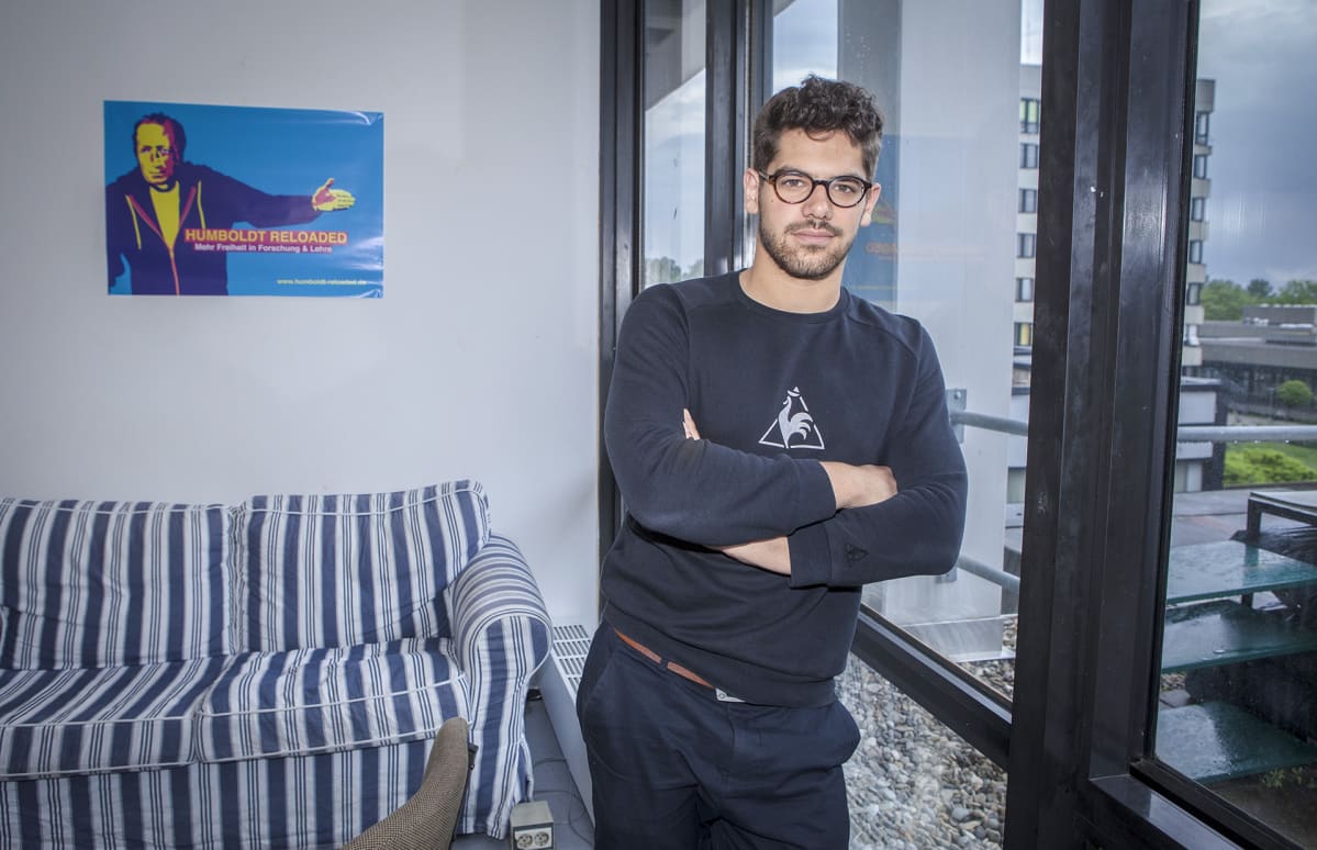 Tarek Carls on aloittanut nimien keräämisen ristejä vastaan. Hänen mukaansa pääpuolue yrittää ristien avulla kosiskella äänestäjiä oikeistopopulisteilta ennen lokakuun osavaltiovaaleja.