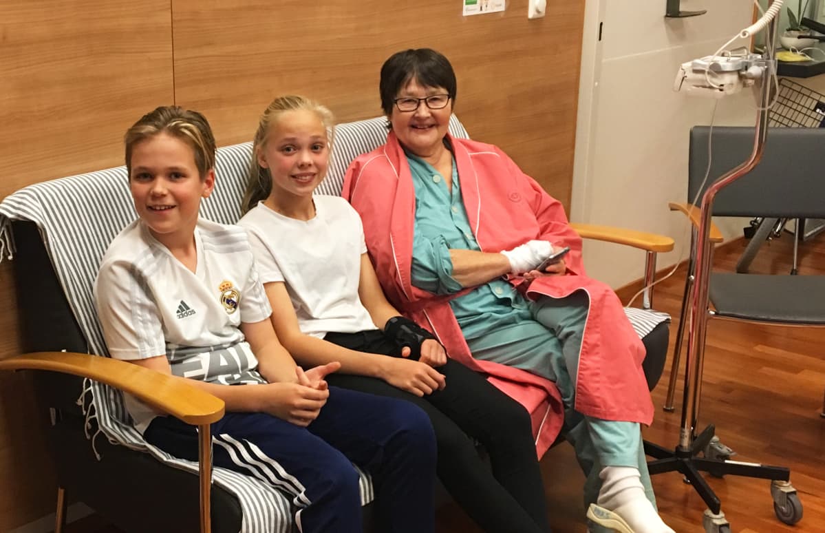 Ulla-Marja Lehtosen lapsenlapset kävivät tervehtimässä mummaa sairaalassa.