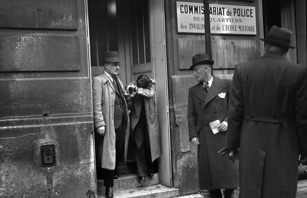 Ranskan poliisi Herschel Grynszpanin kanssa poliisiaseman edustalla Pariisissa tämän ammuttua Ernst vom Rathia lokakuussa 1938.