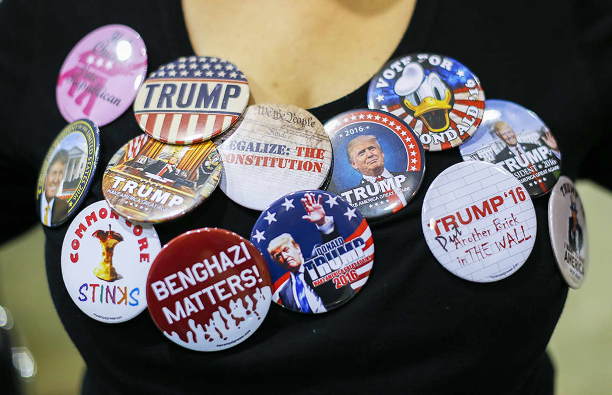 Valikouima Trumpin kampanjan rintanappeja kannattajan paidassa.