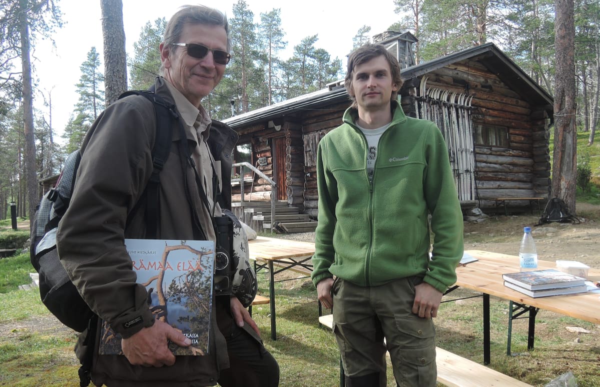 Helsingin yliopiston vararehtori Pertti Panula (vas.) ja metsätieteiden opiskelija ja tutkimusavustaja Aleksi Mikola Värriön tutkimusasemalla elokuussa 2017.