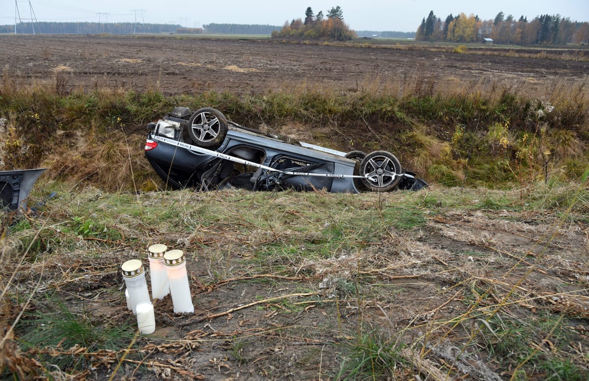 Onnettomuusauto ojassa.