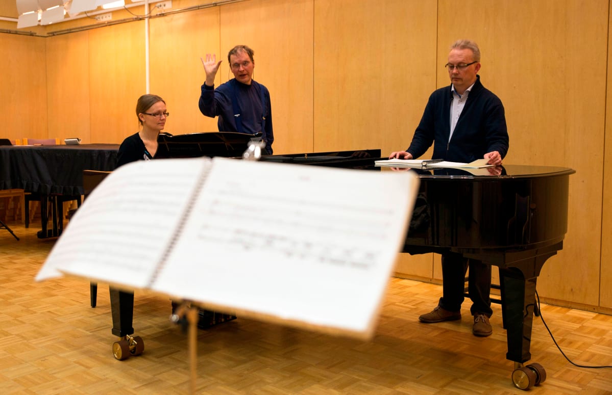 Pianisti Maaria Plink, säveltäjä Jyrki Linjama ja kapellimestari Juhani Lemminmäki kirkko-oopperan harjoituksia Helsingissä toukokuun lopussa.