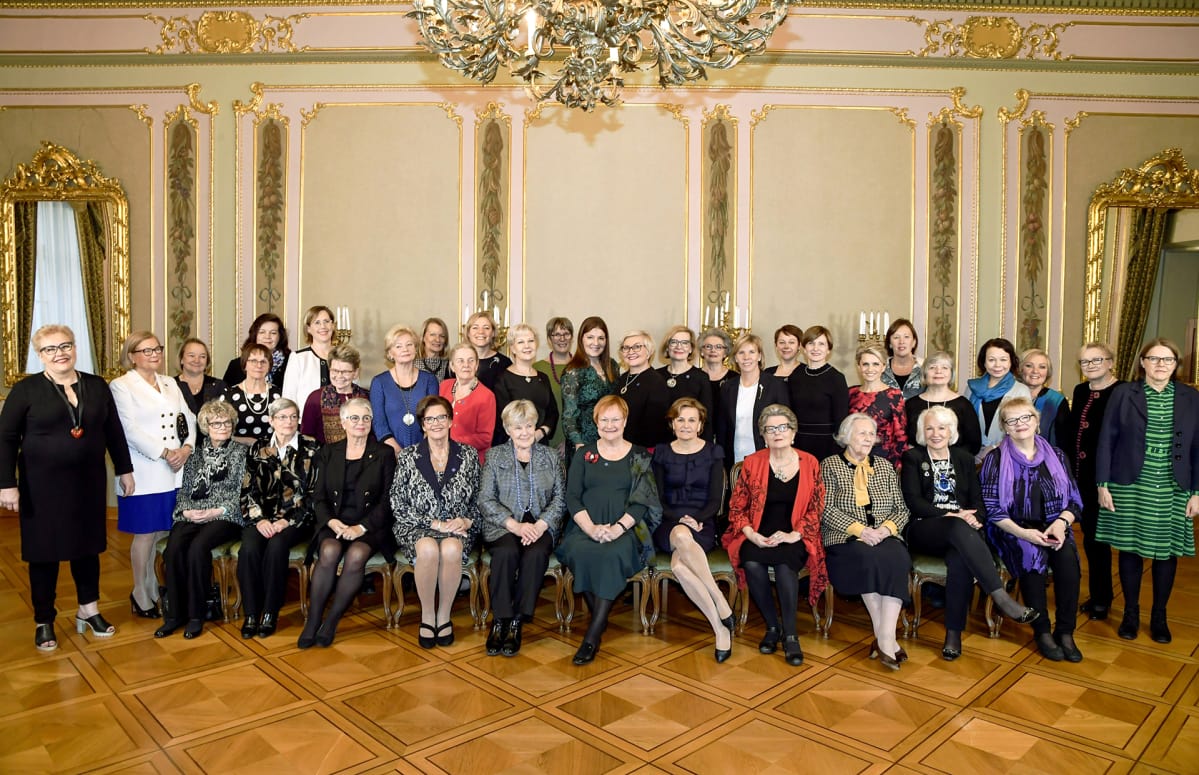 Ryhmäkuva suomalaisten naisministereiden tapaamisessa