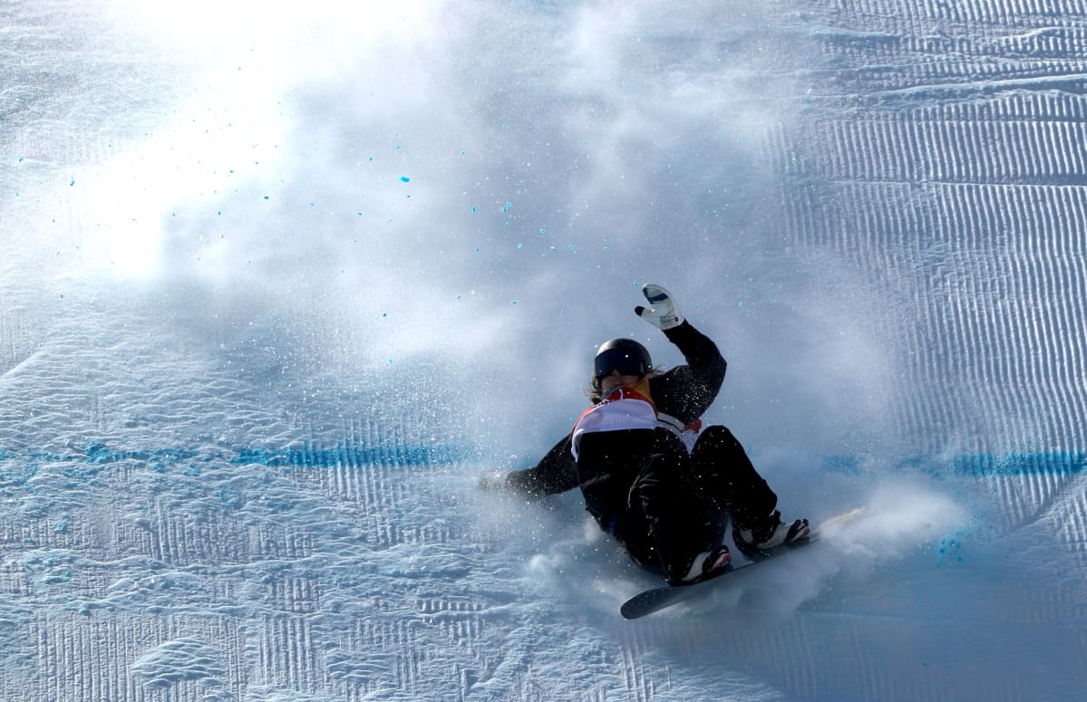 Enni Rukajärvi kaatuu naisten slopestylen finaalin avauslaskun viimeisessä hypyssä Korean olympialaisissa.