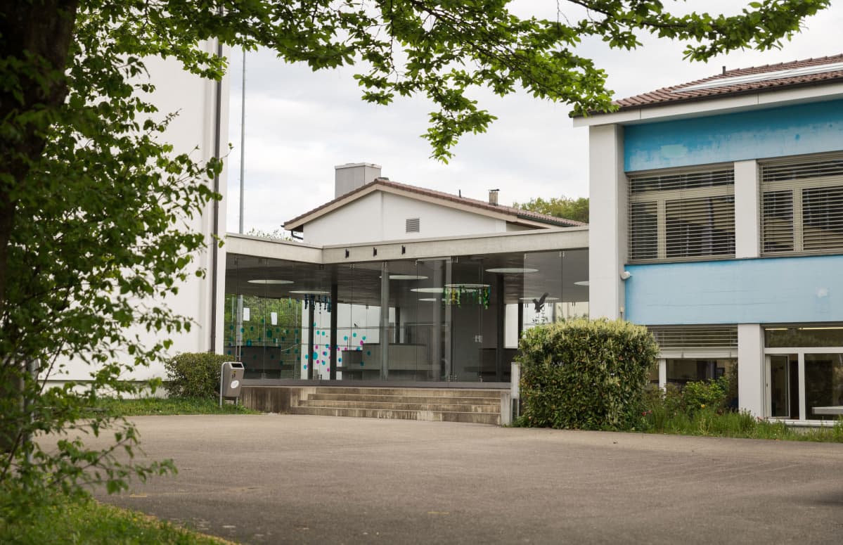 Liebefield-Steinhölzlin koulun julkisivu.