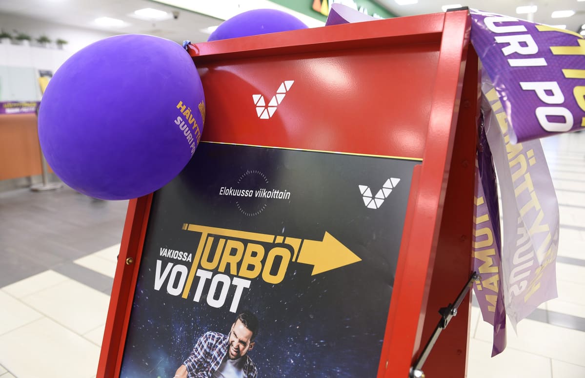 Veikkauksen Vakioveikkaus Turbo -mainos kauppakeskus Kaaressa Kannelmäessä Helsingissä 6. elokuuta.