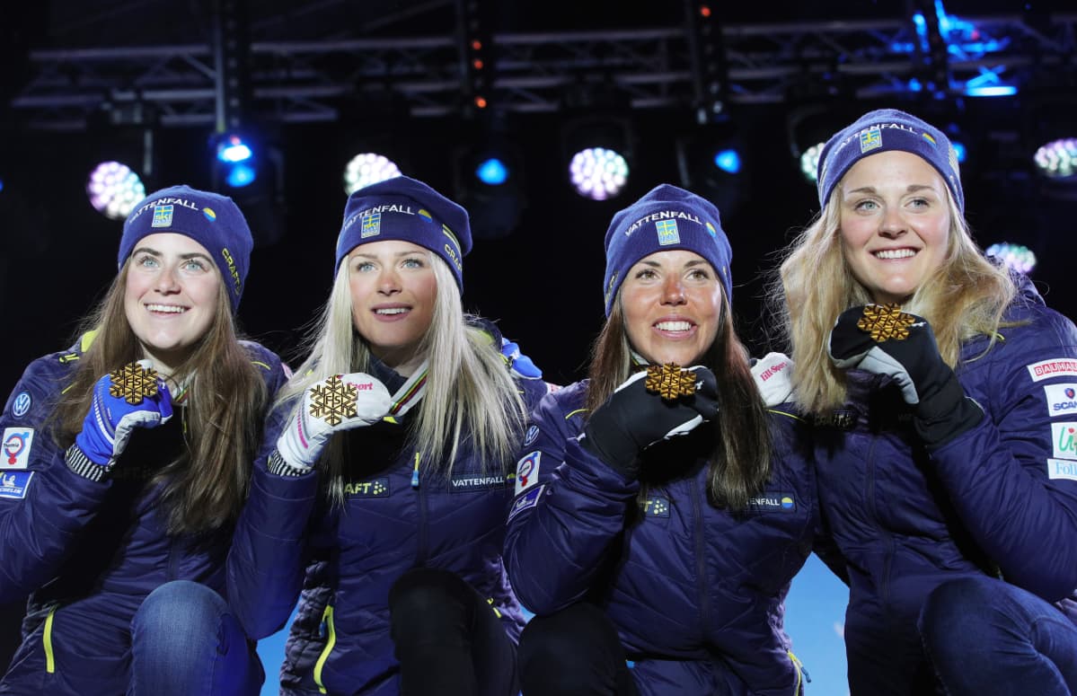 Ebba Andersson, Frida Karlsson, Charlotte Kalla ja Stina Nilsson voittivat viestin MM-kultaa Seefeldissä 2019. Nelikosta jokaisella on myös vähintään yksi henkilökohtainen juniorien maailmanmestaruus.