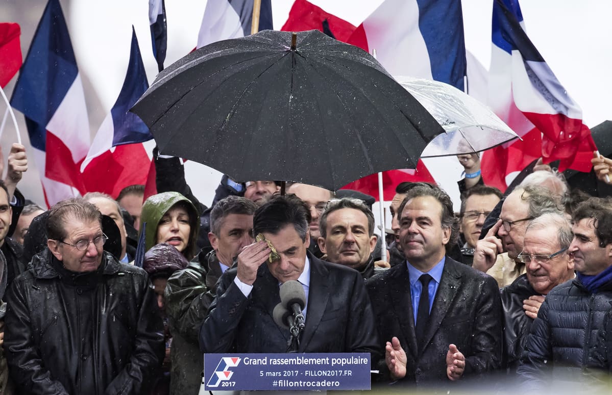 François Fillon puhui kannattajilleen Trocaderon aukiolla Pariisissa maaliskuussa 2017.