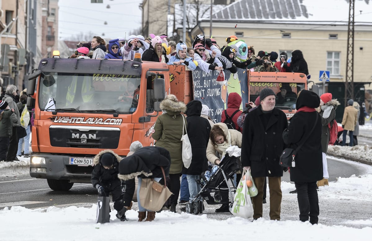 Penkkariajelua Helsingissä.