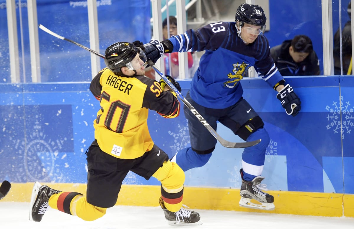 Julius Junttila ja Patrick Hager jääkiekko-ottelussa Pyeongchang.