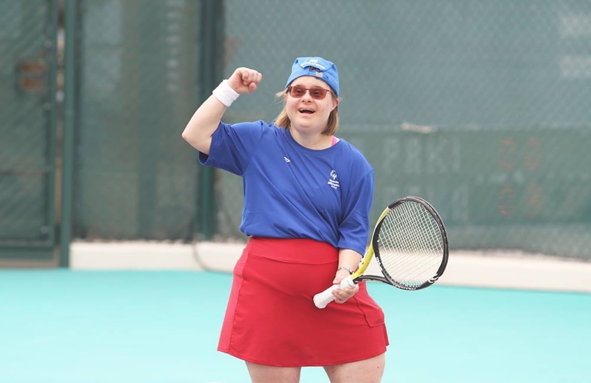 Sanna Sepponen tuulettaa onnistumista tenniskentällä.