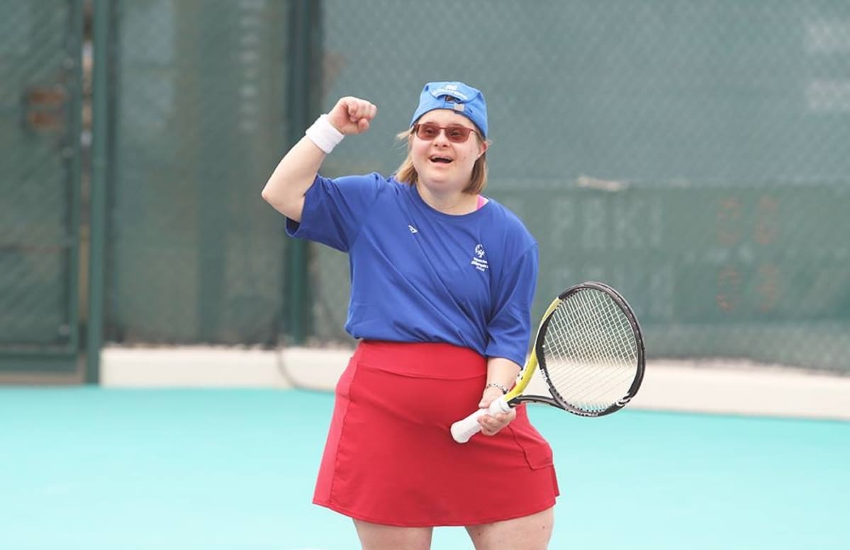 Sanna Sepponen tuulettaa onnistumista tenniskentällä.