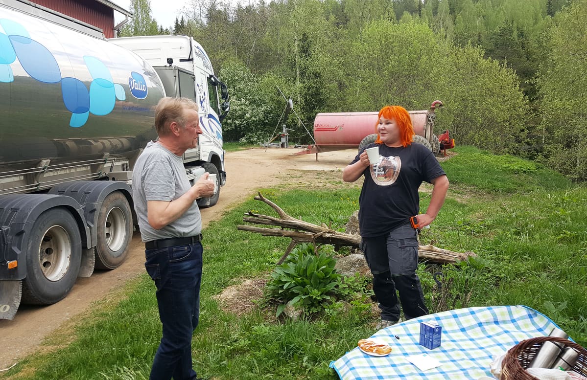 Kahvihetki maitoauton vierellä