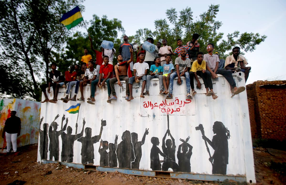 Sudanilaiset mielenosoittajat juhlivat Khartoumissa.