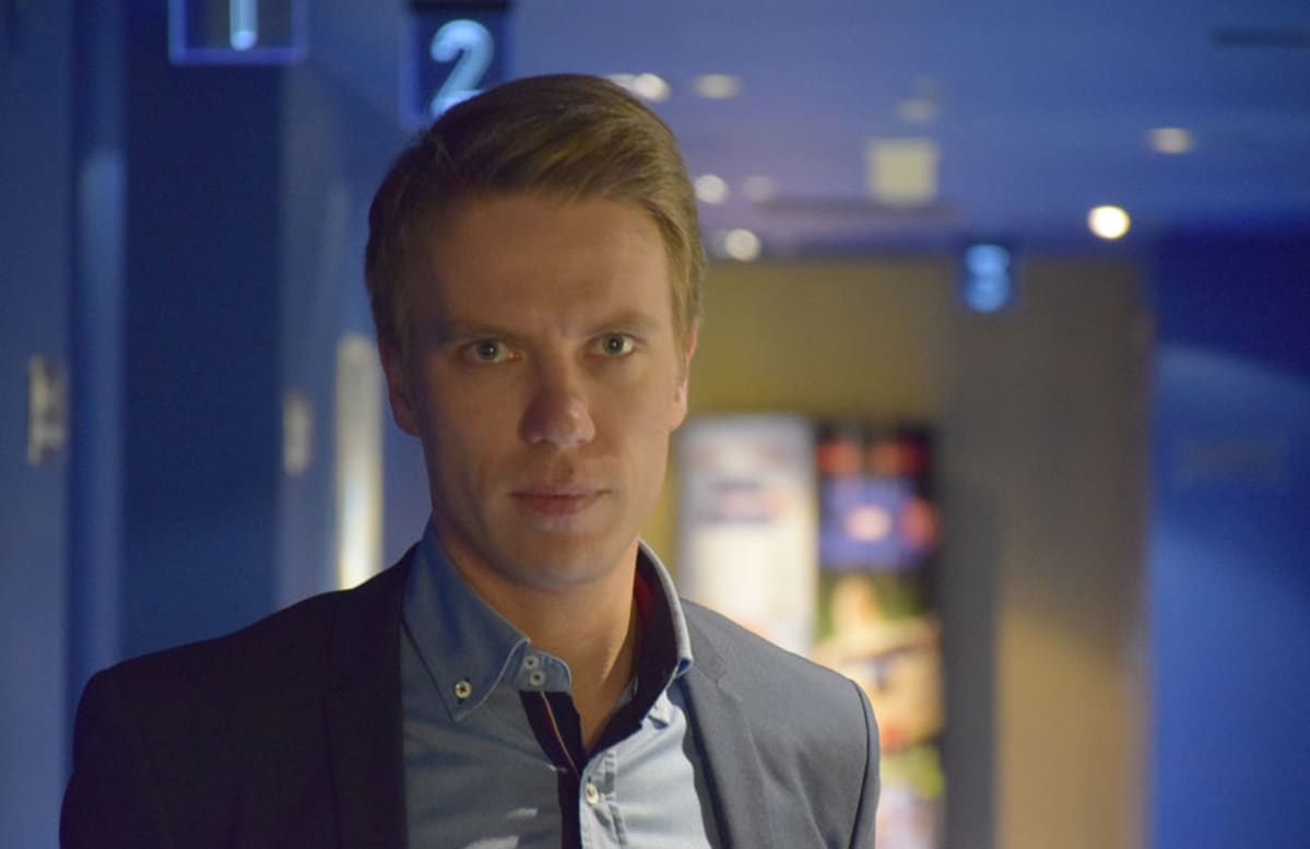 Aku Jaakkola elokuvateatterin aulassa