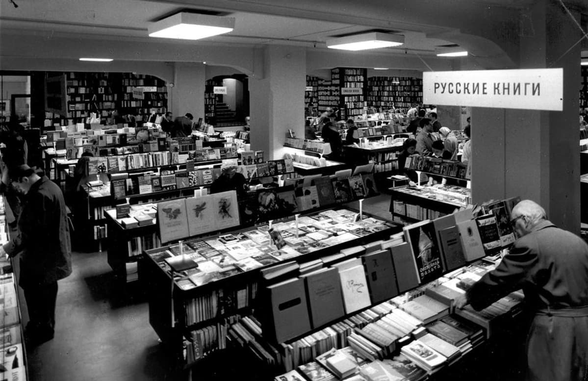 Asiakkaita Akateemisessa vuonna 1960, etualalla venäläistä kirjallisuutta.