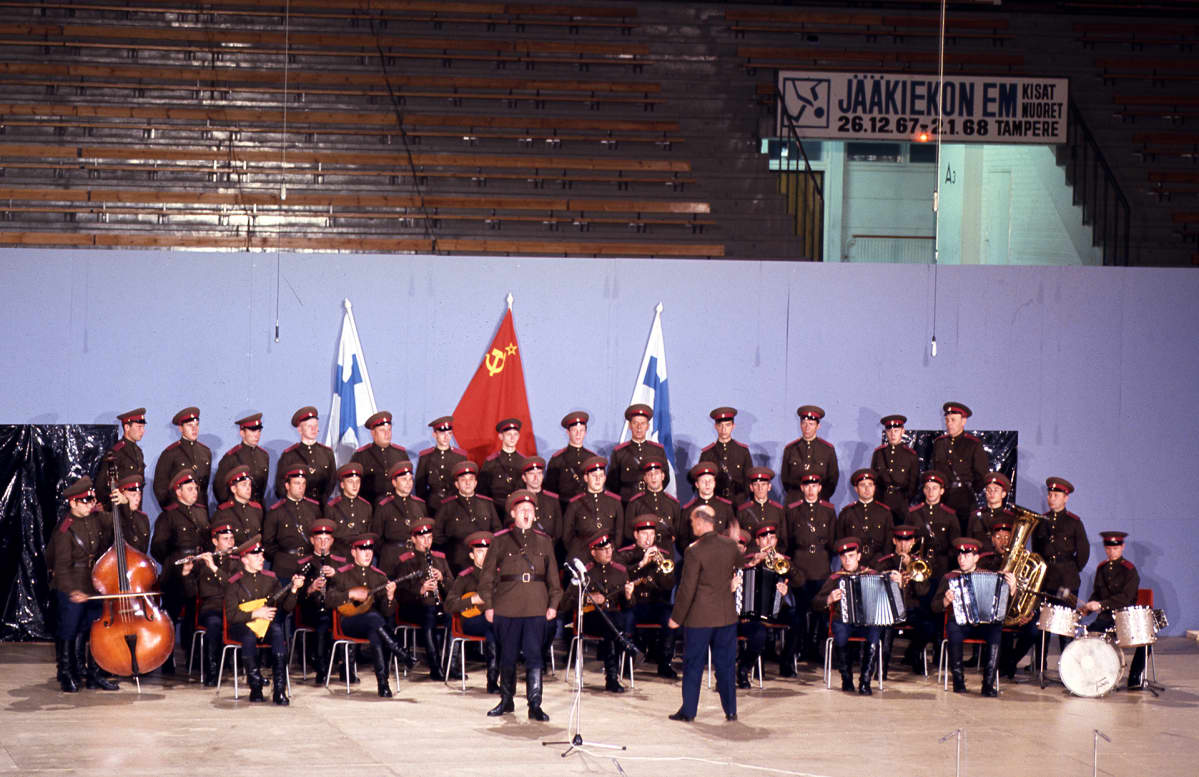 Puna-armeijan kuoro Hakametsän jäähallissa Tampereella vuonna 1967.