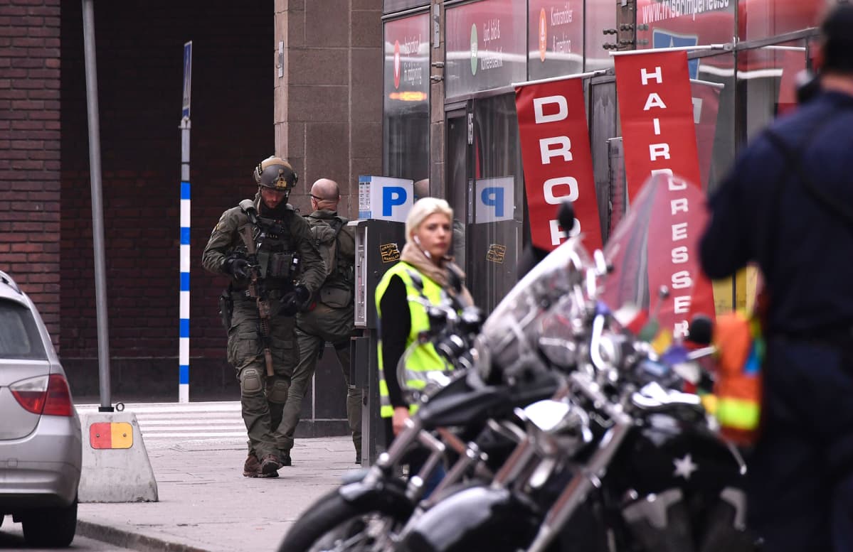 Poliisin erikoisjoukot vartioivat tavaratalon lähialuetta 7. huhtikuuta Tukholmassa.