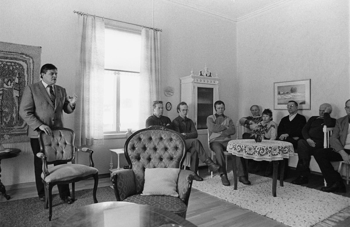 Keskustapuolueen kansanedustajan Mikko Pesälän vaalitilaisuus yksityiskodissa Iitissä helmikuussa 1987.