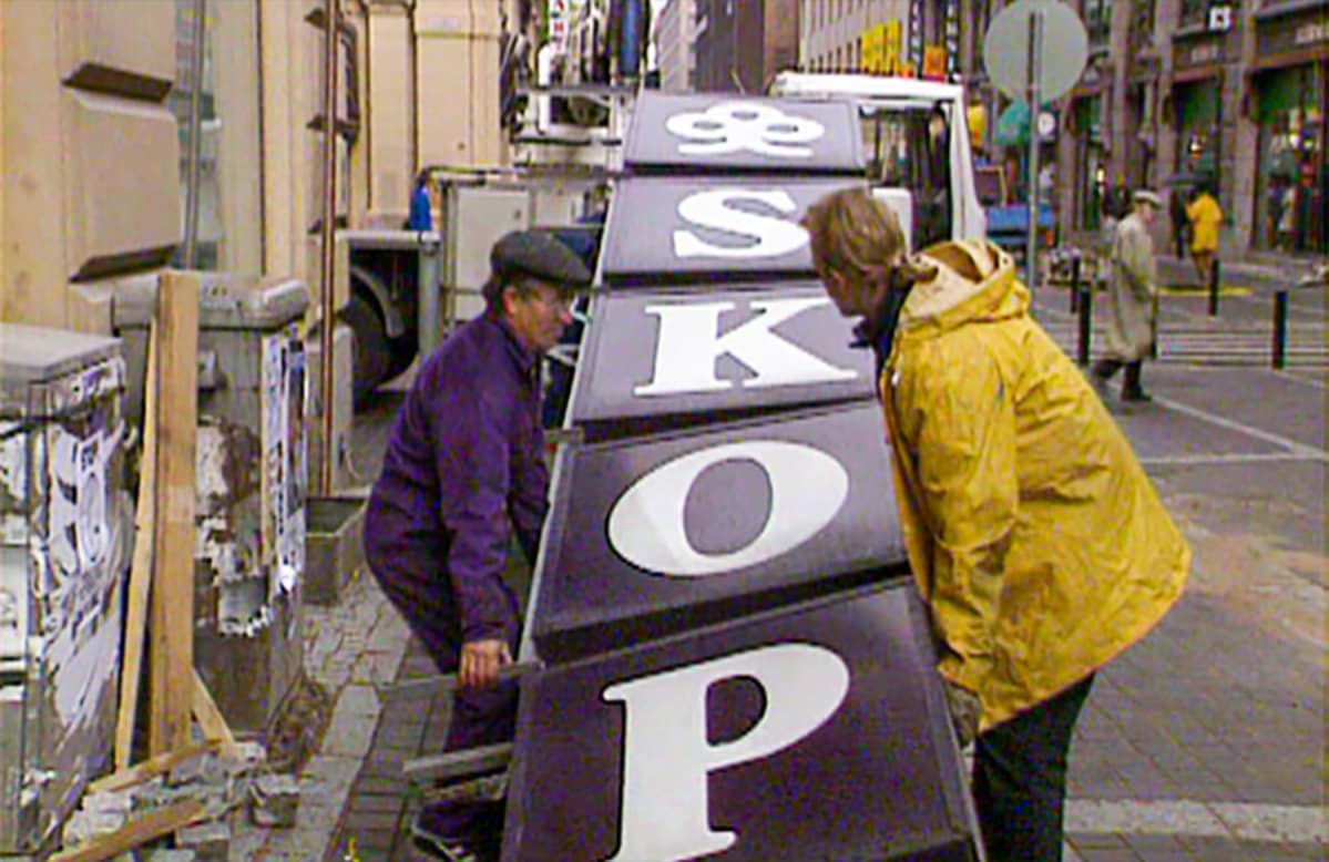 SKOP:n kyltti revittiin alas 17.9.1993 Helsingin Aleksanterinkadulla.