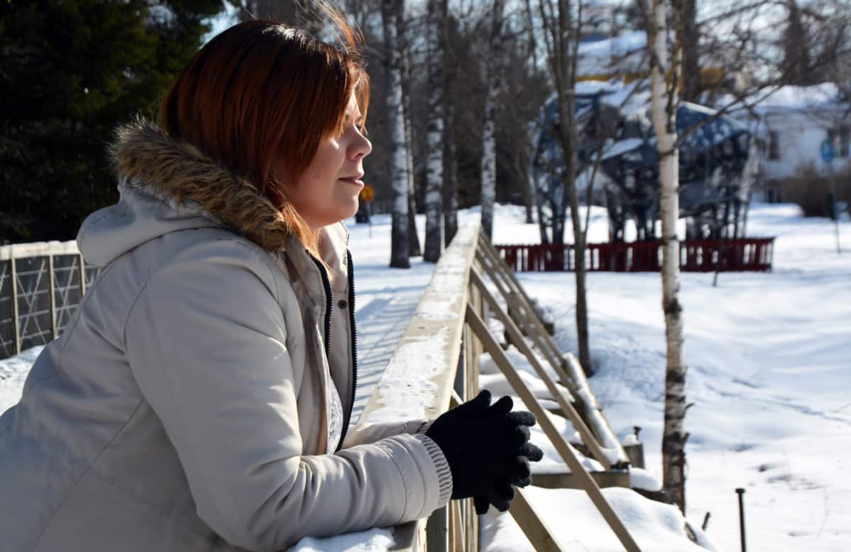 Vilma Vallenius katselee purossa virtaavaa vettä.