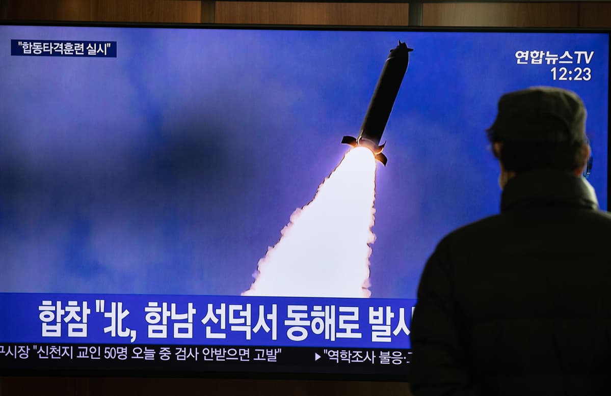 Eteläkorealainen mies katselee uutislähetystä Pohjois-Korean ohjuskokeesta.