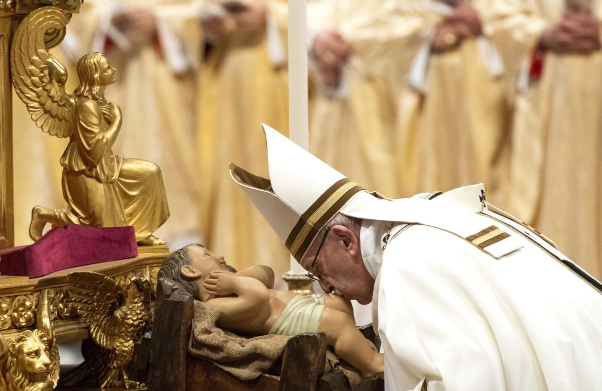 Paavi Franciscus toimittaa perinteisen Jouluyön Pyhän messun Pietarinkirkossa Vatikaanissa.