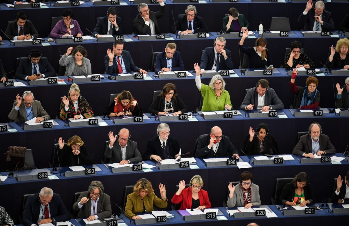 Europarlamentaarikkoja numeroiduilla paikoillaan