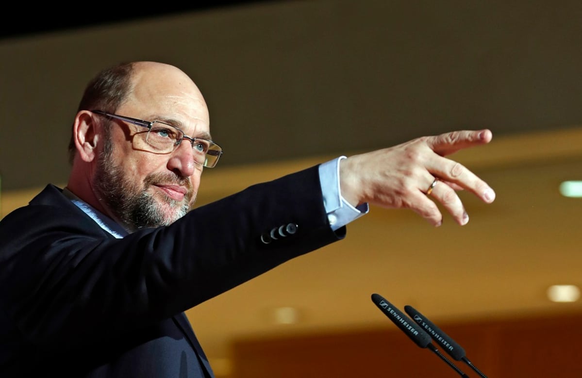 Kuvassa Martin Schulz osoittaa oikealla kädellään eteenpäin.