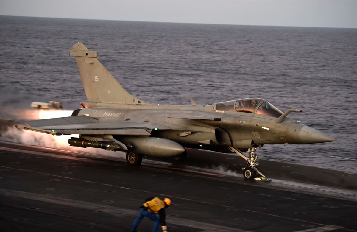 rafale-hävittäjä lentotukialuksen kannella.
