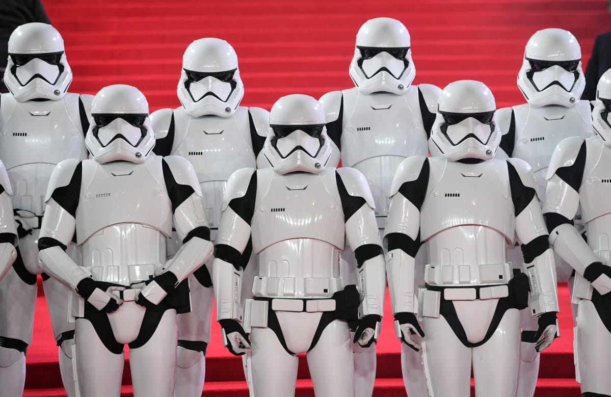 Star Wars -elokuvien storm troopereita, eli iskusotilaita Star Wars: The Last Jedi -elokuvan ensi-illassa Lontoon Royal Albert Hallissa 12. joulukuuta.