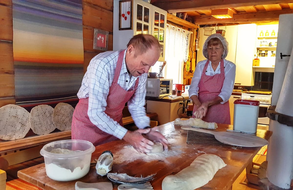 Veikko ja Taimi Rontti leipovat rieskaa ja kampanisuja Kuusamossa.