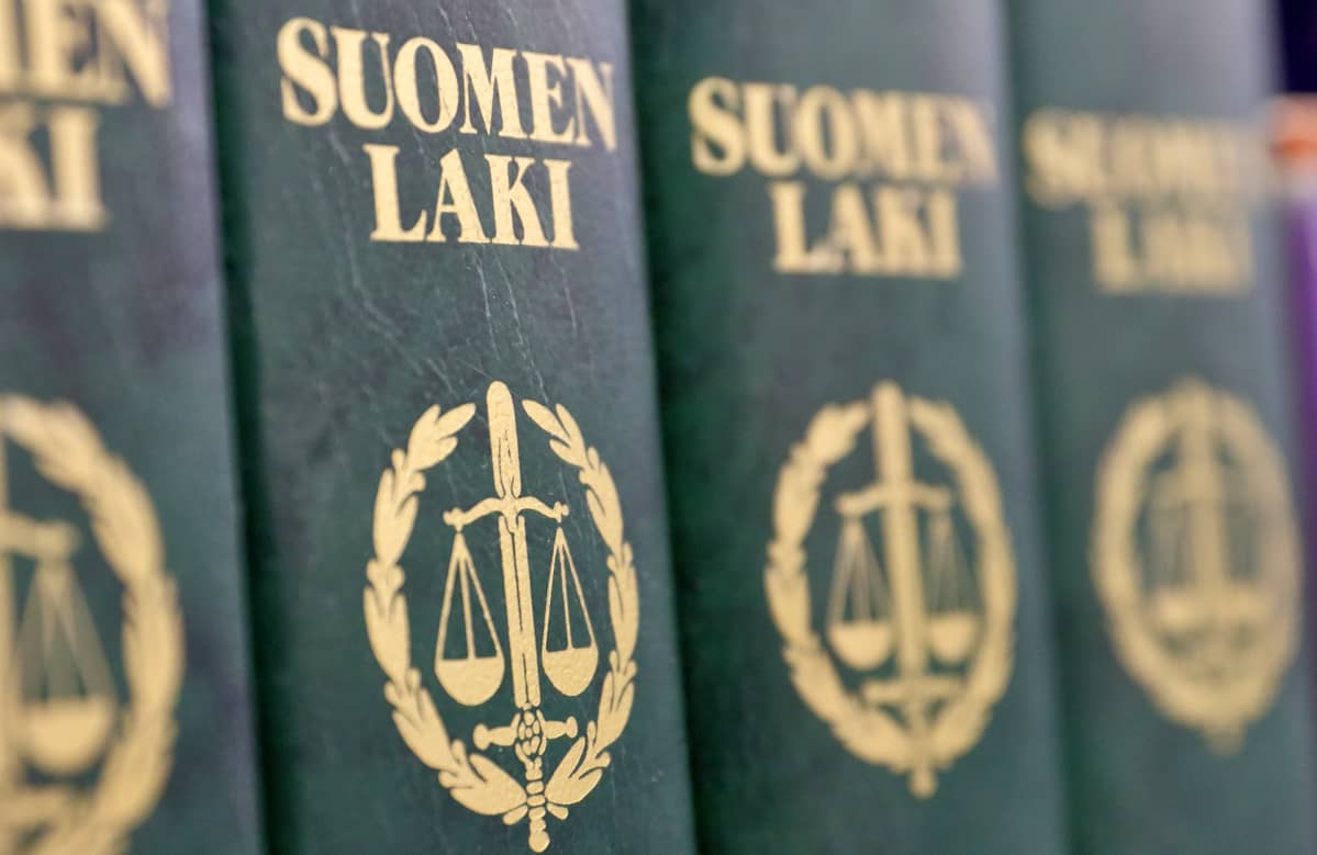 lakikirjoja hyllyssä