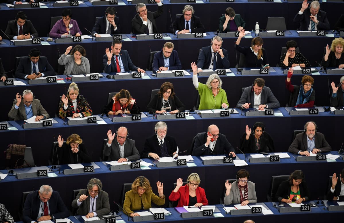 Europarlamentaarikkoja numeroiduilla paikoillaan