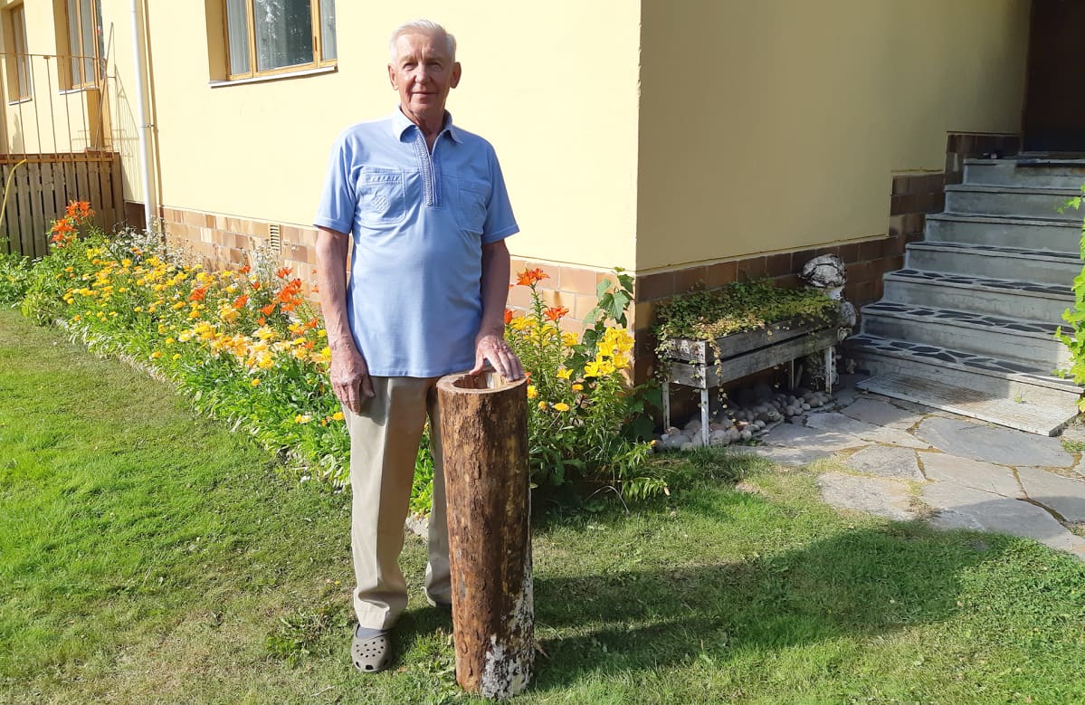 Risto Viljanen kotipihallaan