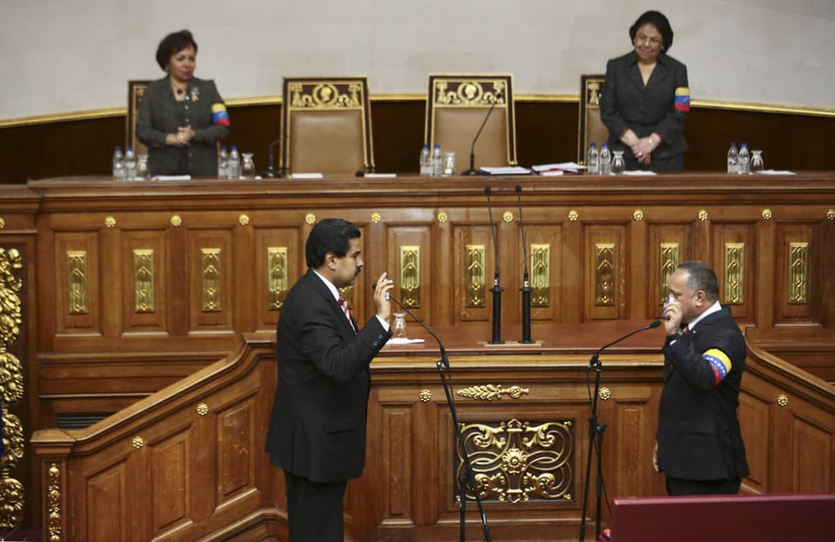 Maduro vannoo virkavalaansa.