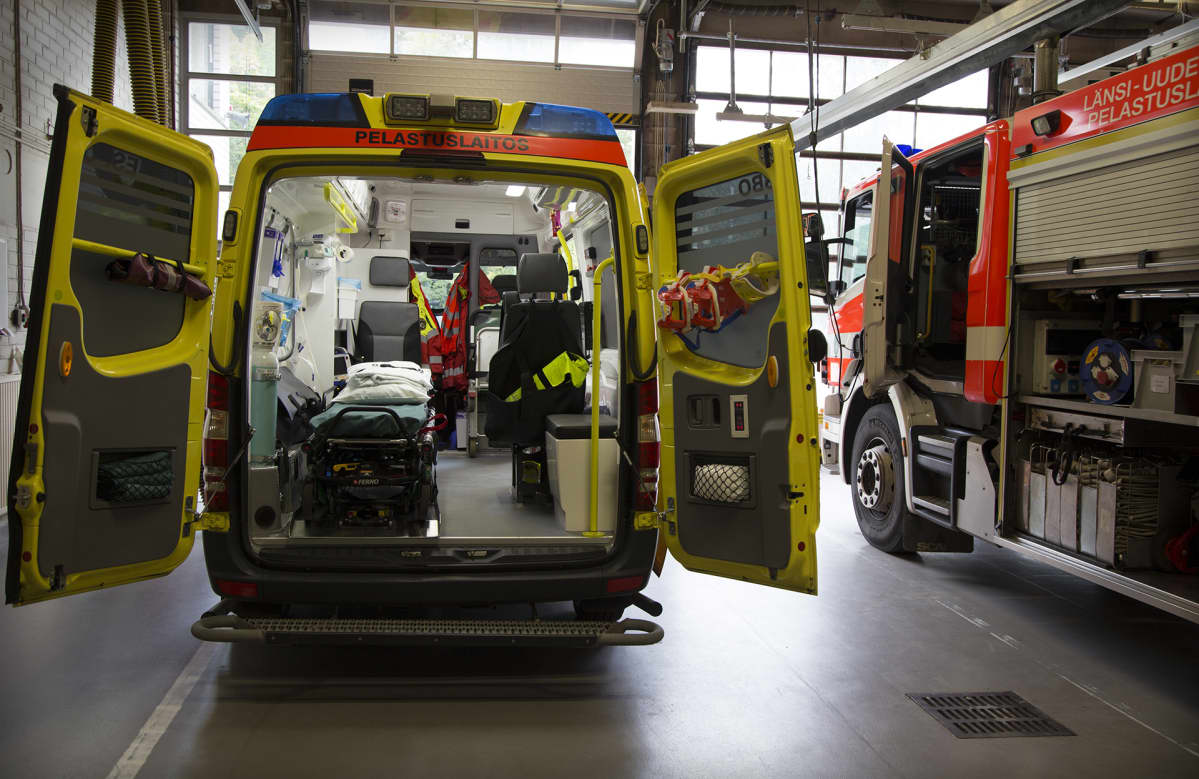 Ambulanssi paloasemalla lähtövalmiina.