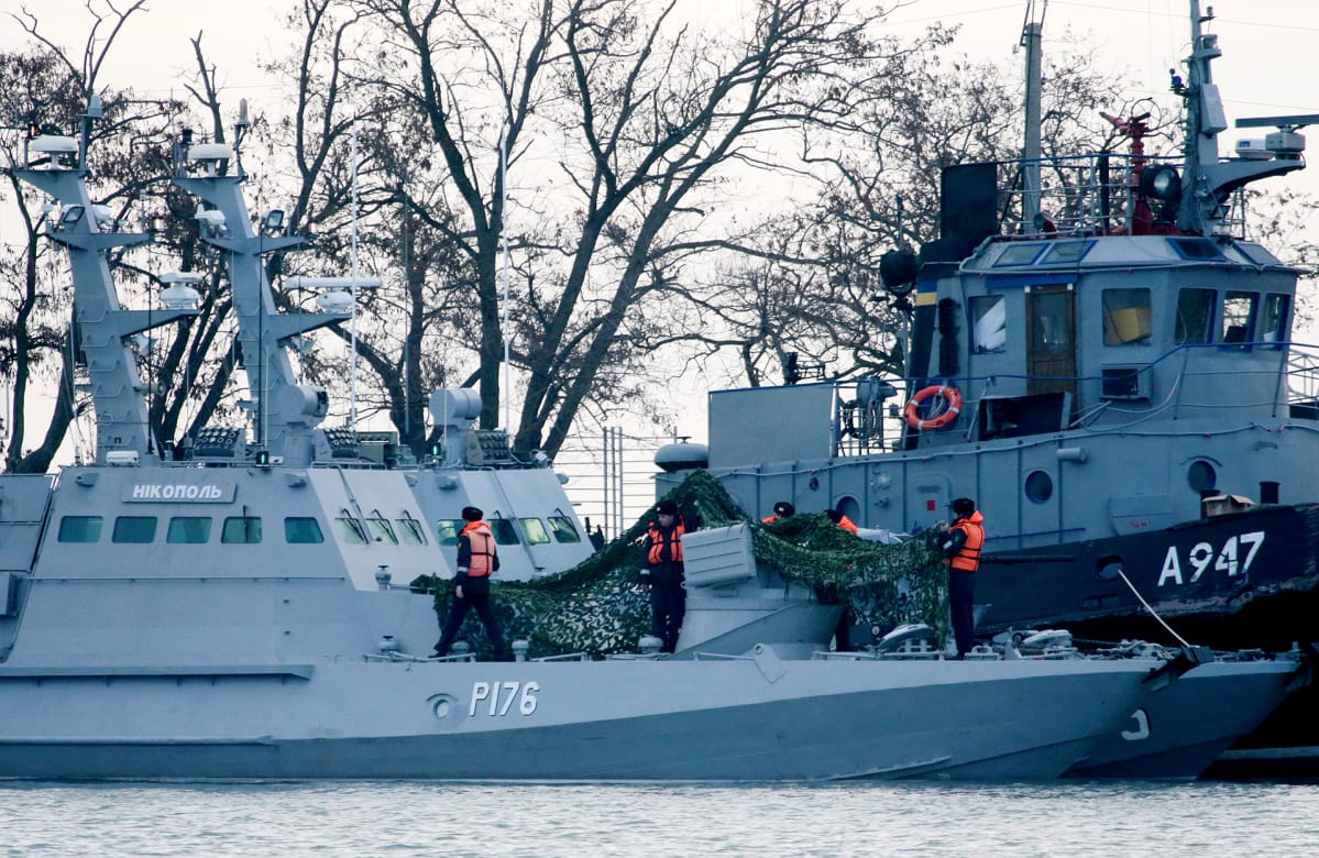 Tykkivene Nikopol ja hinaaja Yany Kapu Kertšin satamassa Ukrainassa.