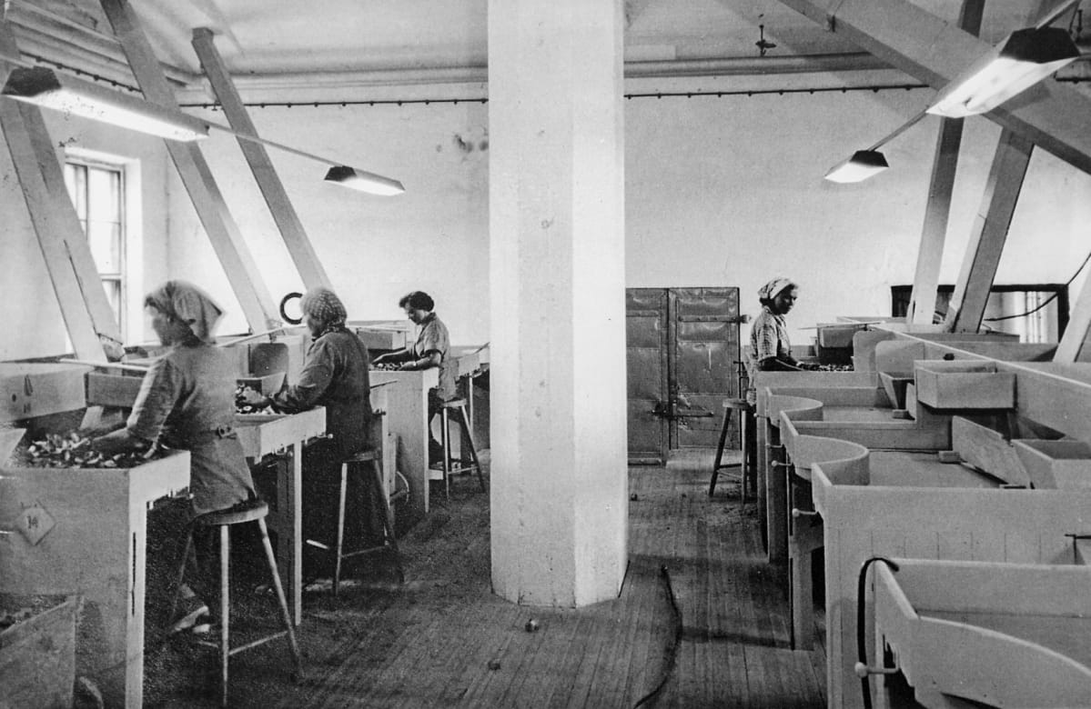 Neljä naista lajittelemassa rullia lankarullatehtaassa vuonna 1953.
