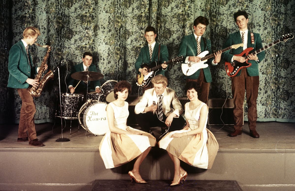 David Bowie (vas.) The Konrads -yhtyeen riveissä noin vuonna 1962.