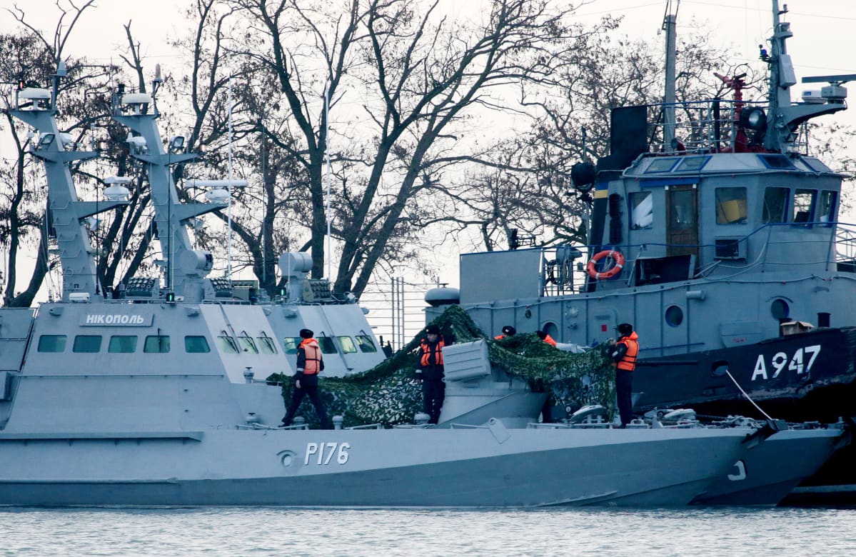 Tykkivene Nikopol ja hinaaja Yany Kapu Kertšin satamassa Ukrainassa.