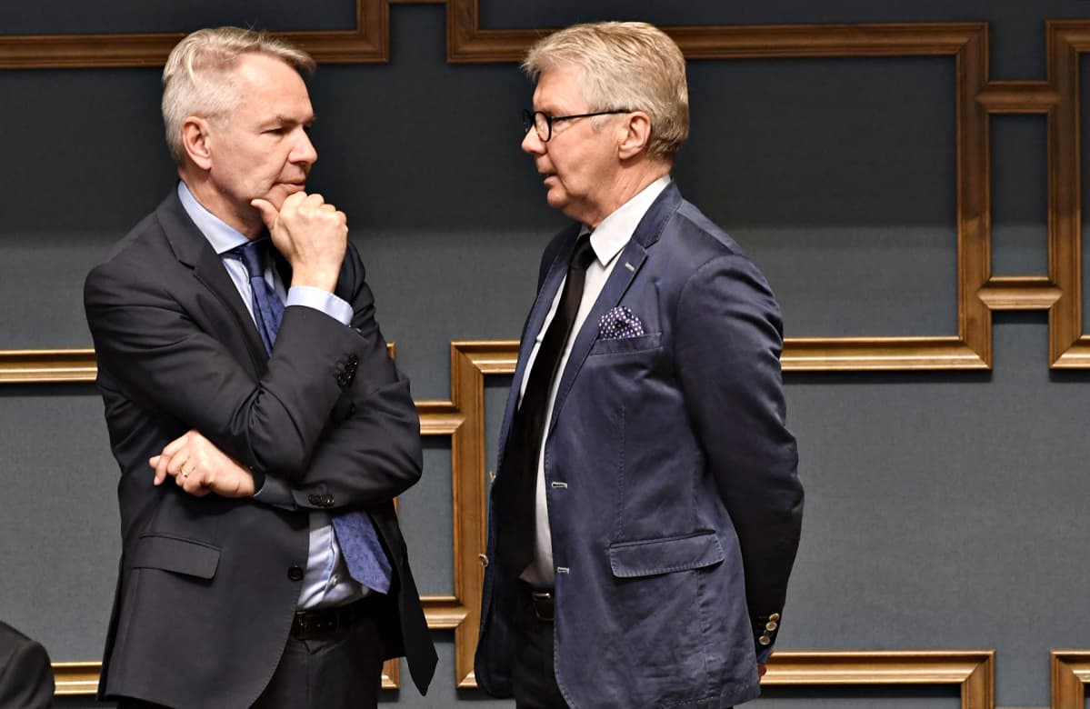Vihreiden puheenjohtaja, ulkoministeri Pekka Haavisto ja kansanedustaja Pirkka-Pekka Petelius eduskunnan täysistunnossa Helsingissä perjantaina 14. kesäkuuta 2019.