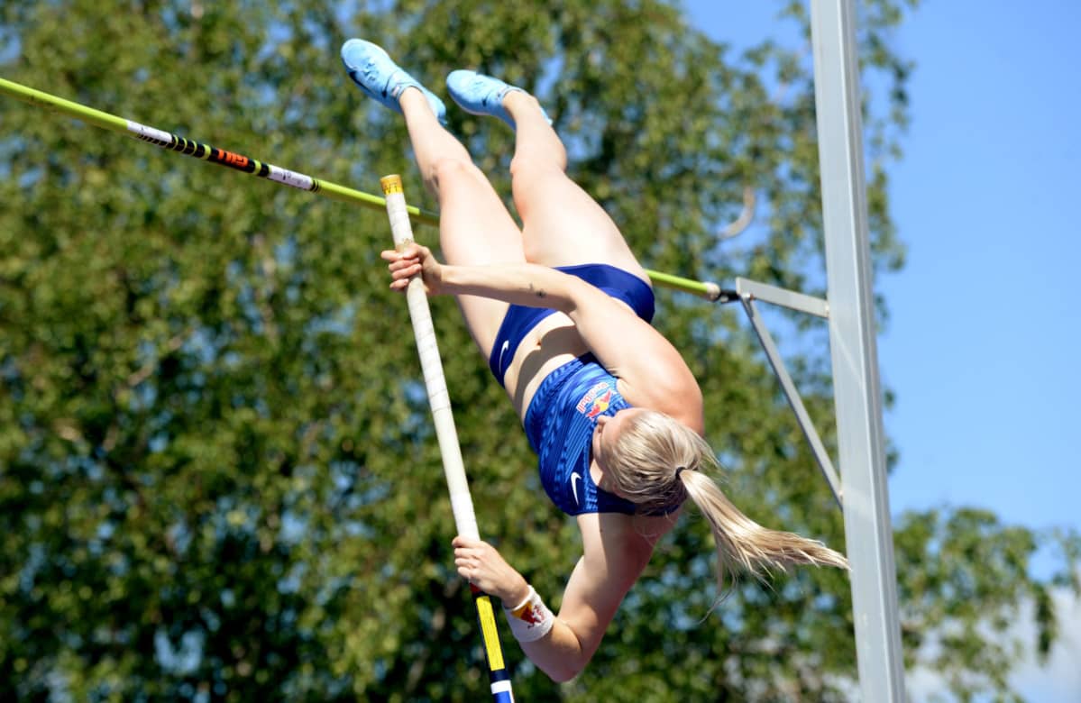Wilma Murto Seiväshypyn kutsukilpailussa Somerolla juhannusaattona 19. kesäkuuta 2020.