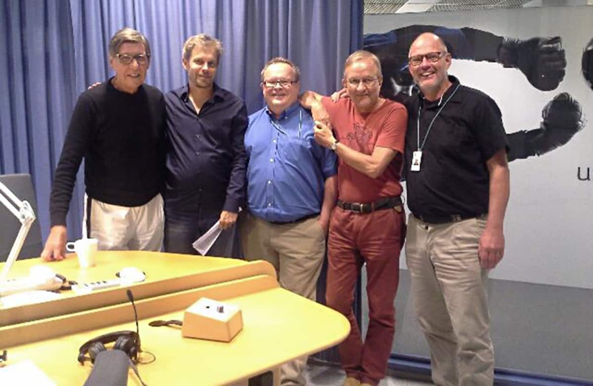 Radiouutisten entisiä ja nykyisiä tekijöitä: (vasemmalta oikealle) Aimo Nikulainen, Jussi Hanhivaara, Petteri Löppönen, Heikki Palteisto ja Hannu Särkkä.