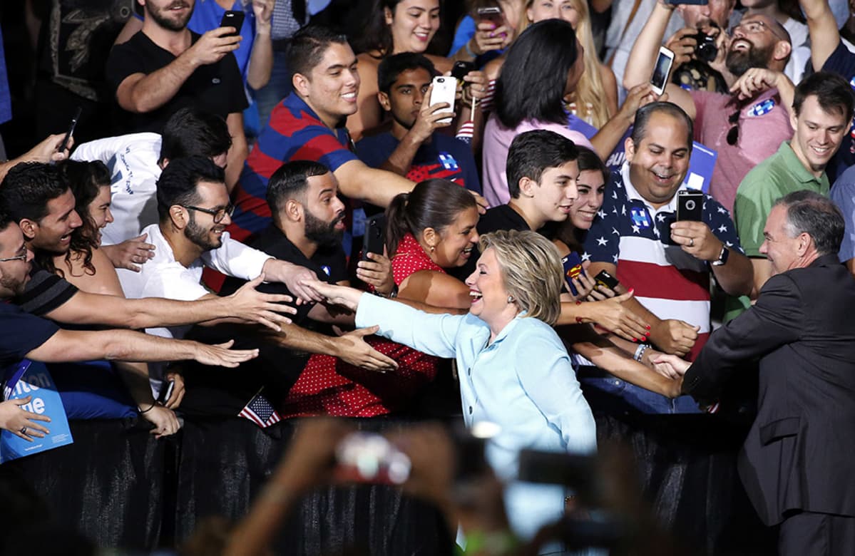 Clinton kättelee kannattajia
