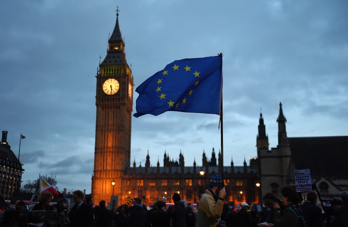 EU-lippu liehuu, taustalla Big Ben